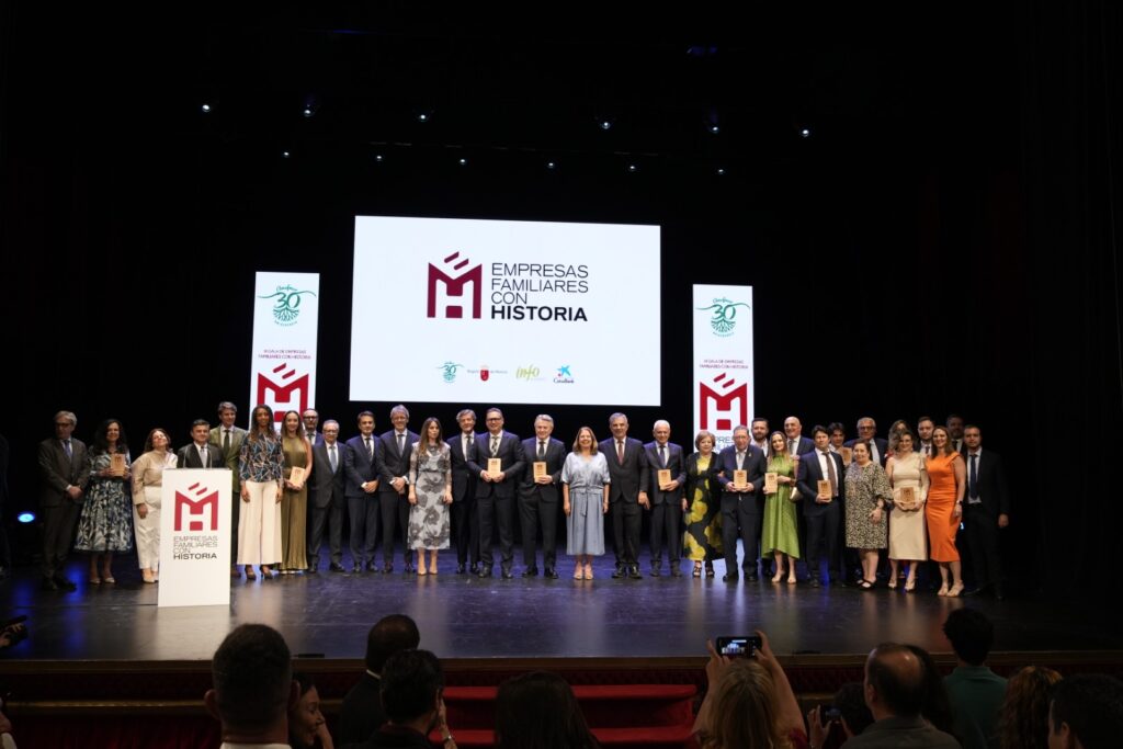 Foto de familia con los premiados / Portavoz.
