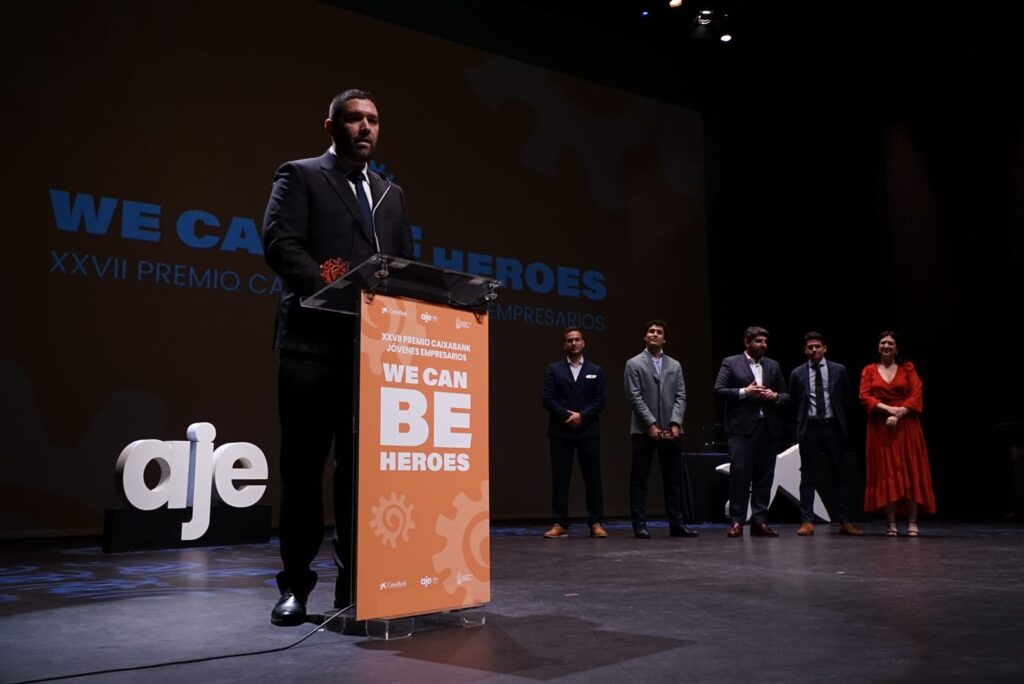 Un momento del discurso de Manuel Hernández tras recibir el premio / AJE Región de Murcia.