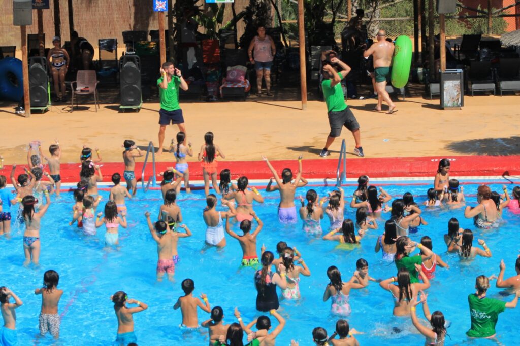 Un grupo de niños disfruta de las actividades de la zona acuática de Terra Natura Murcia / Portavoz.
