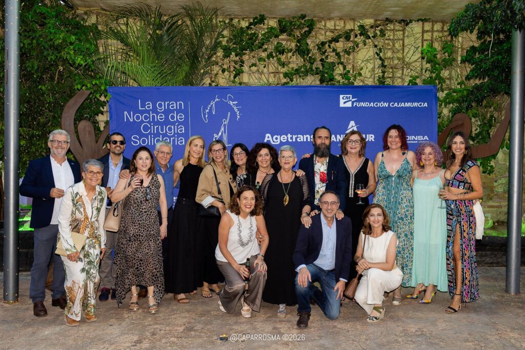 Foto de familia durante el evento / Cirugía Solidaria.