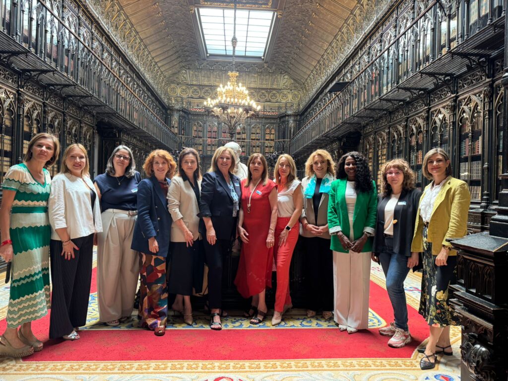 Foto de familia durante el encuentro / Colabora Mujer.