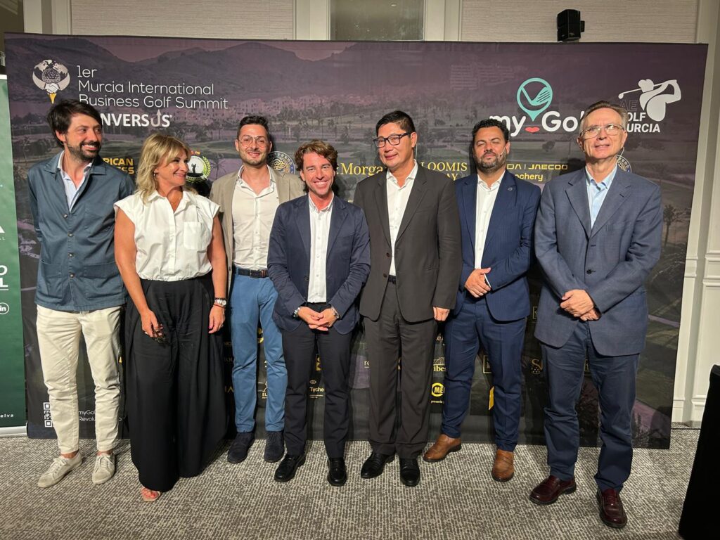 Foto de familia en el photocall del evento / Inversus.