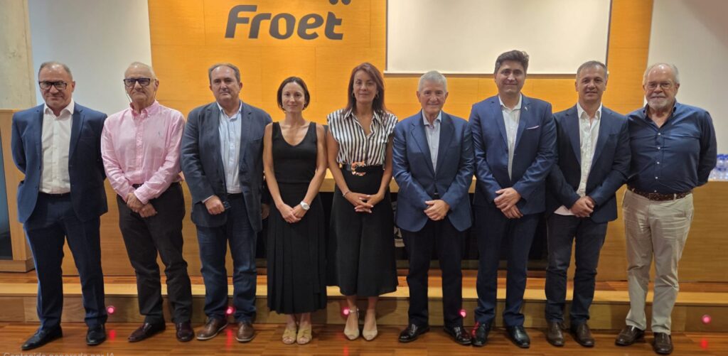Nuevo Comité Ejecutivo de FROET con la presidenta, Mercedes Pérez, en el centro / FROET.