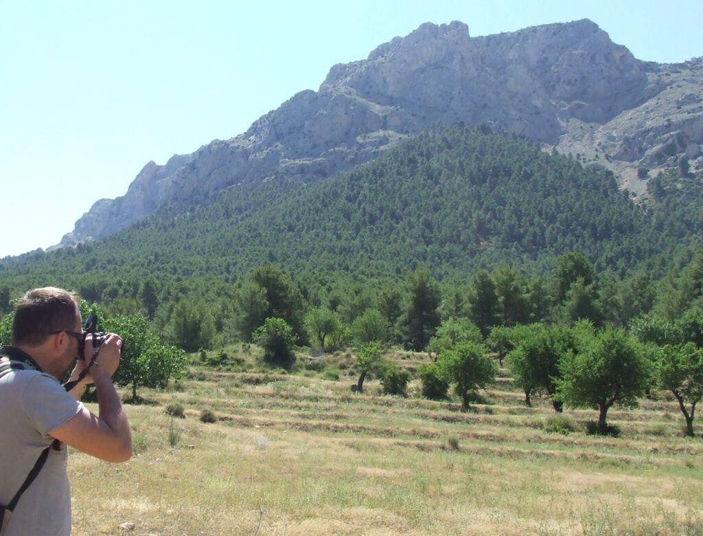Aficionado a la fotografía en el entorno de las Casas de Malvariche del Parque Regional Sierra Espuña, frente al Morrón de Arriba (1.424 m) / CARM.