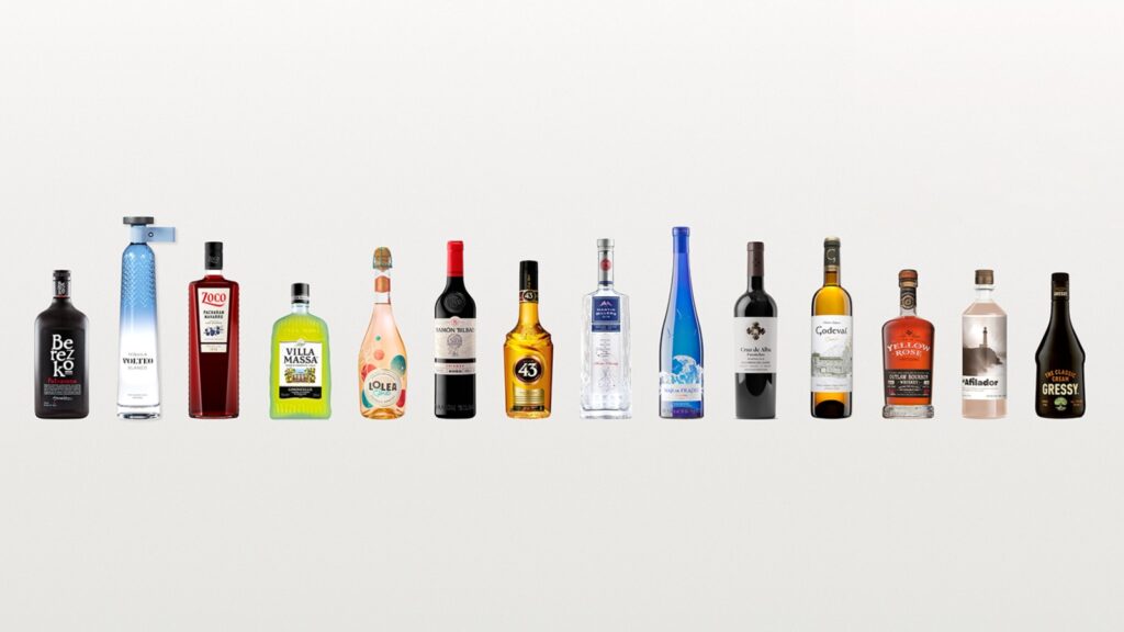 Bodegón de bebidas del grupo / Zamora Company.