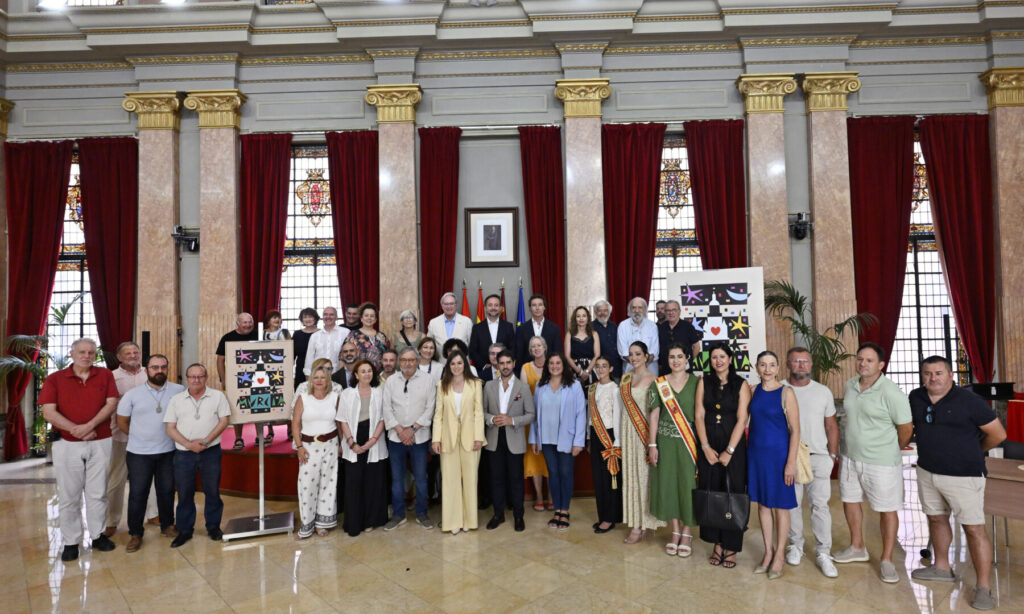 Foto de familia durante la presentación del cartel / Ayuntamiento de Murcia.