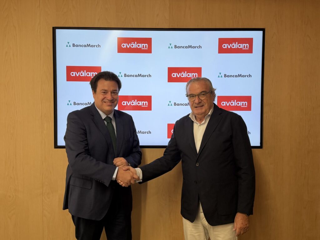 Felipe Rastrollo, director de la unidad de Banca de Empresas de Banca March, y Luis Martínez de Salas y Garrigues, director general de Aválam, tras la firma del acuerdo / Portavoz.