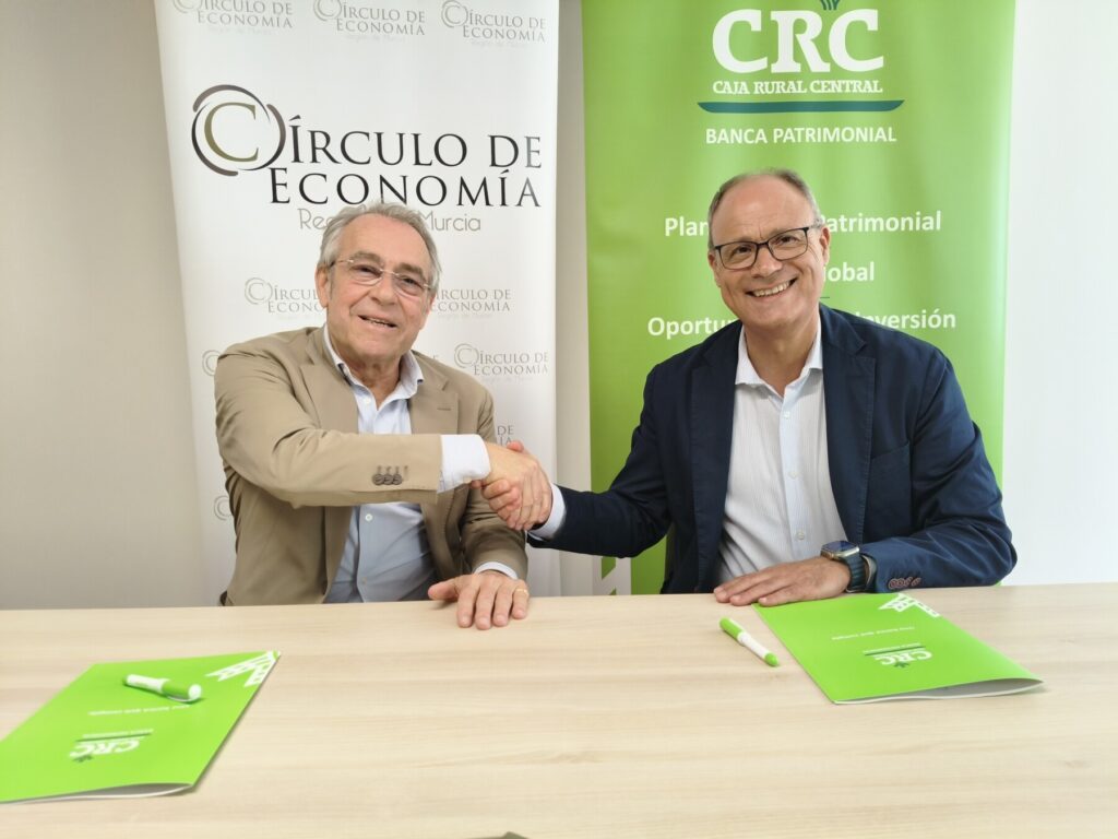 Imagen durante la firma del acuerdo / Círculo de Economía.