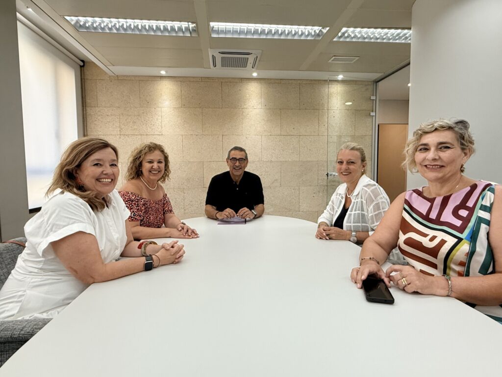 Representantes de Colabora Mujer con el secretario general de CROEM, José Luján / Colabora Mujer.
