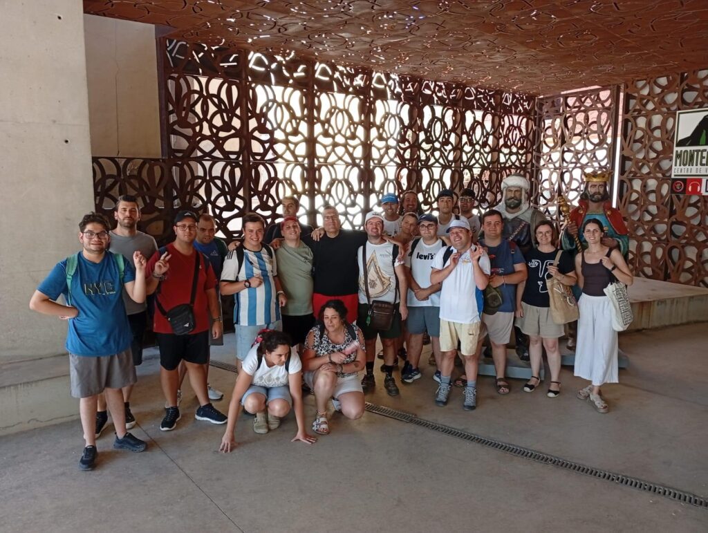 Foto de familia con participantes en una de las actividades / Agencia Weekend.
