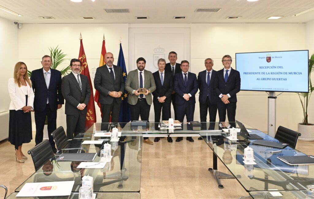 De izquierda a derecha: Inmaculada Fernández (Directora Comunicación GH), Joaquín Ortega (Secretario Consejo Admón. GH), Juan Pedro Huertas (Vocal Consejo Admón. GH), Javier Yelo (Presidente Consejo Admón. GH), Fernando López Miras (Presidente CA Murcia), Julio Huertas (Vocal Consejo Admón. GH), Antonio Yelo (Vocal Consejo Admón. GH), Gines Huertas (Vicepresidente Consejo Admón. GH), Francisco Huertas (Vocal Consejo Admón. GH) y Luis Alberto Marín (consejero de Empresas) / Grupo Huertas.