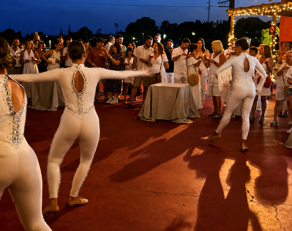 Un grupo de bailarines actúan en las instalaciones de Terra Natura Murcia / Portavoz.