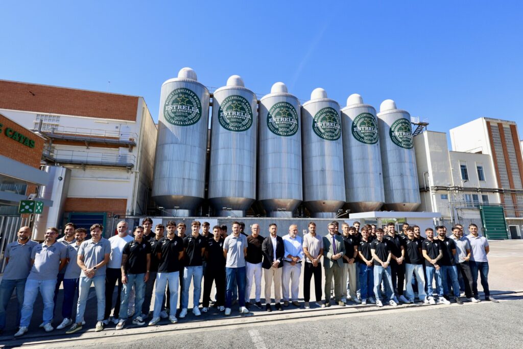 Foto de familia durante la visita del equipo a la fábrica / Estrella de Levante.