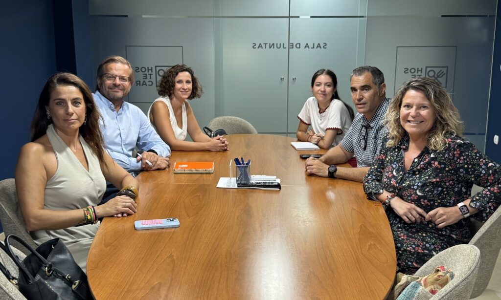 Responsables de Veolia y Hostecar durante la reunión / Hostecar.