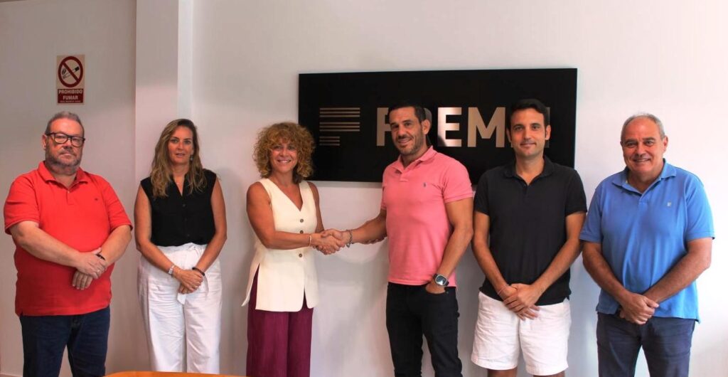 El nuevo presidente de ARESMUR, José María Pliego Vidal, estrechando la mano a Encarna Ortiz Asensio / FREMM.