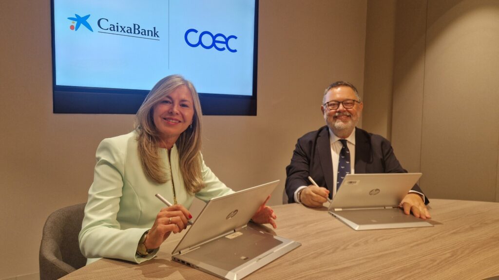 Imagen durante la firma de renovación del acuerdo / CaixaBank.