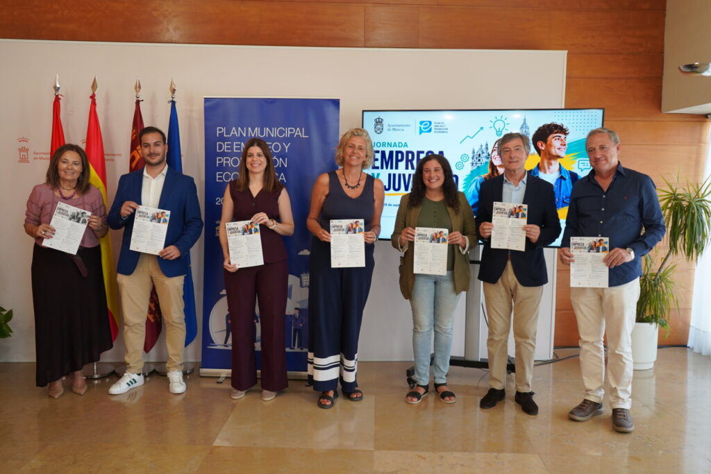 Foto de familia durante la presentación de la jornada / Ayuntamiento de Murcia.