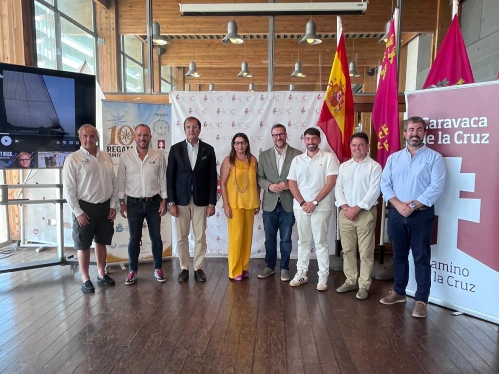 Foto de familia durante la presentación de la prueba / Estrella de Levante.