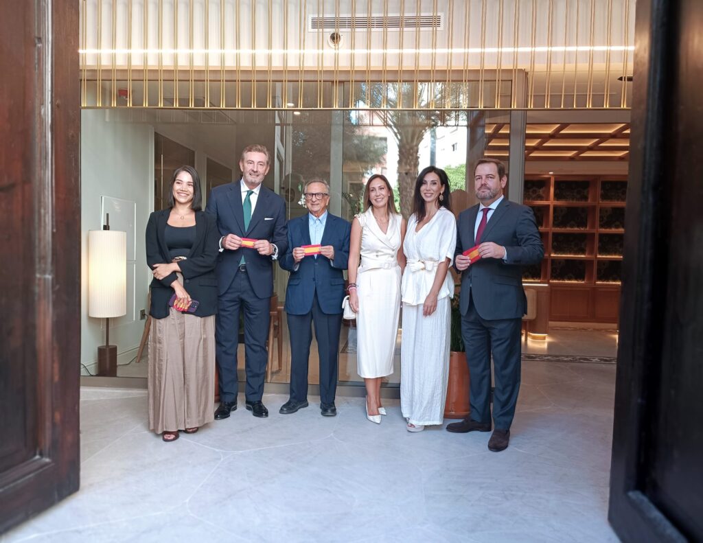 Foto de familia durante la presentación.